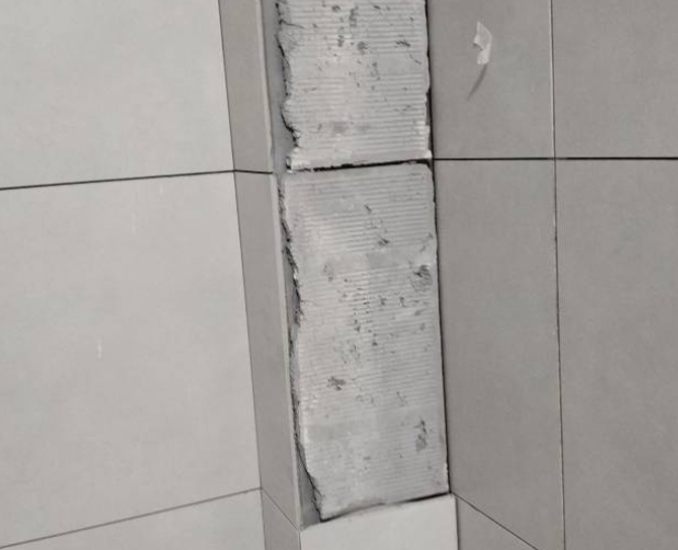 麒麟瓷砖空鼓维修公司分享下瓷砖施工前基层浇水润湿程度不足，可能导致以下问题